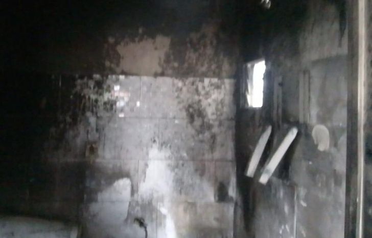 Así quedó el baño de la casa tras el incendio.