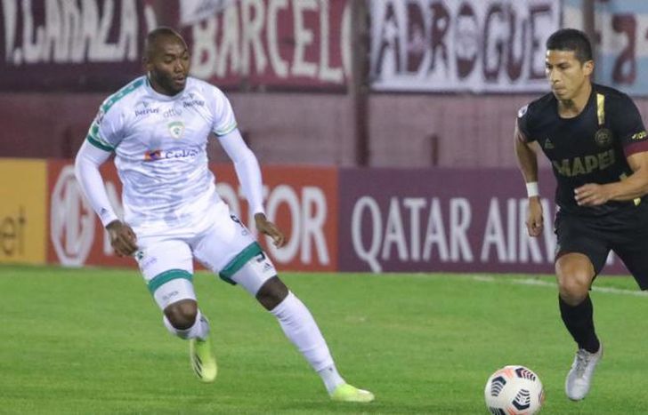 Alexis Pérez se lleva el balón buscando un ataque local.