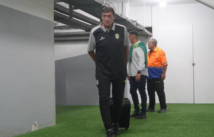 Julio Falcioni se queda sin otro volante.