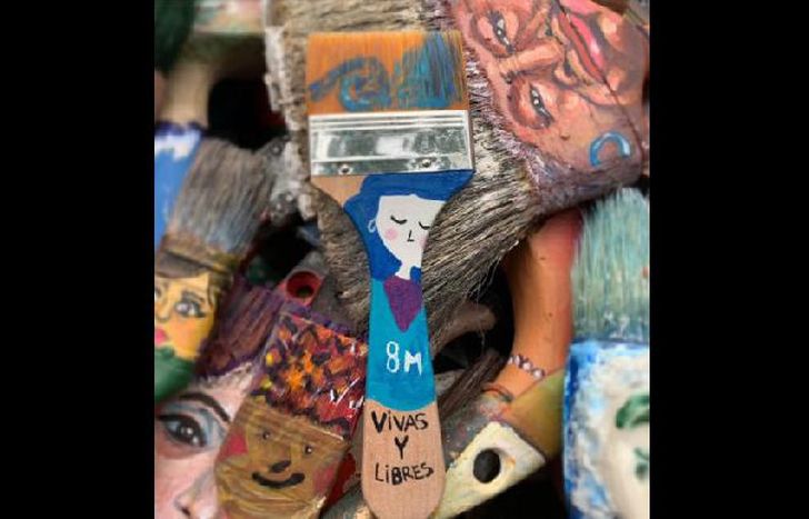 cada pincel tiene una imagen de mujer.