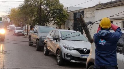 Defensa Civil Lomas trabajó en el lugar donde cayó el poste.