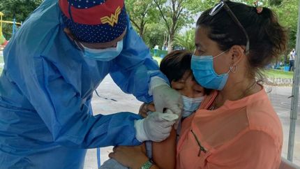 La plaza está entre las calles La Pampa y El Churrinche.