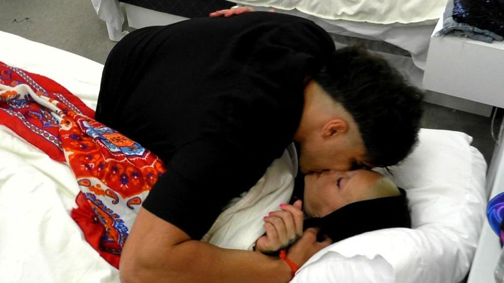Mauro y Furia, a los besos.