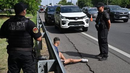 persecucion, dos detenidos y un auto recuperado en lomas