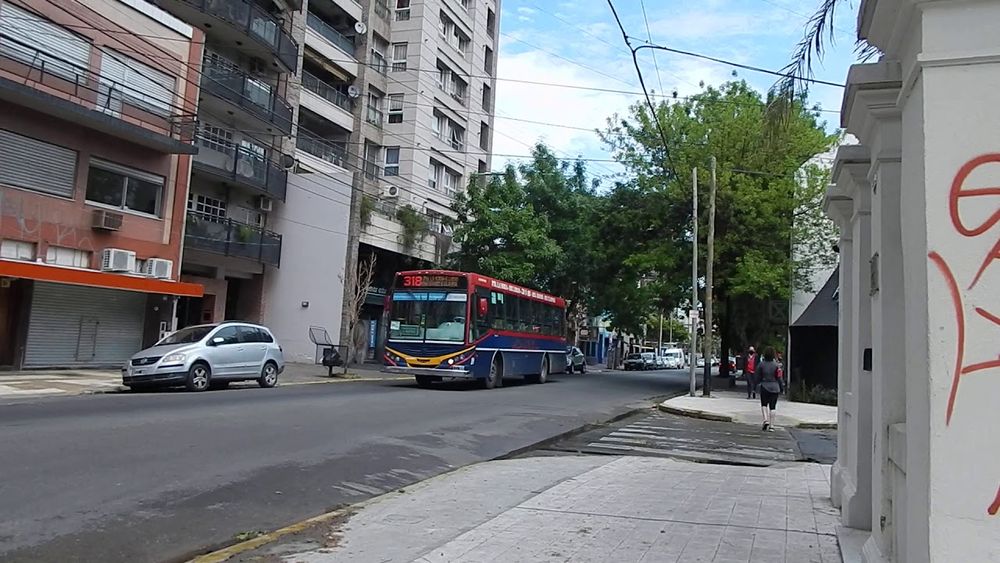 Calle obligada para quienes van y vienen entre Lomas y Temperley. Calle obligada para quienes van y vienen entre Lomas y Temperley.