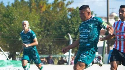 Miranda Moreira con la pelota y más atrás Romero. Miranda Moreira con la pelota y más atrás Romero.