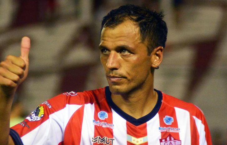 Fernando enrique llegó a los 100 partidos con el Albirrojo.