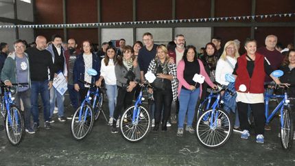 Entregaron bicicletas a más de 200 auxiliares de escuelas de Santa Marta y Centenario.
