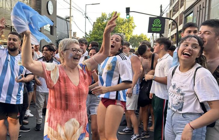 Cristina saltó y alentó a la par de muchos jóvenes en Italia y Mitre.