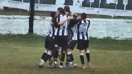 Galván es abrazado por todos luego del gol.