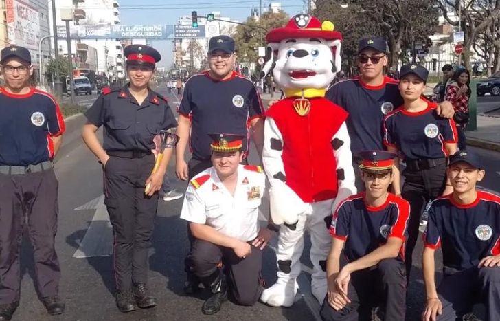 Marshall presente junto a los bomberos.