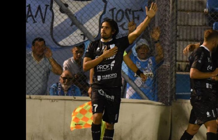 Pablo Magnín, con sus dos goles, le dio una victoria clave a Temperley sobre Rafaela.