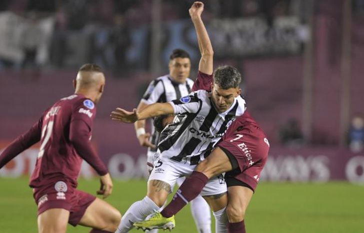 La defensa Granate busca frenar a Estol.