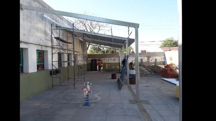 las cuadrilLAs están techando el patio del JARDÍN nº910.