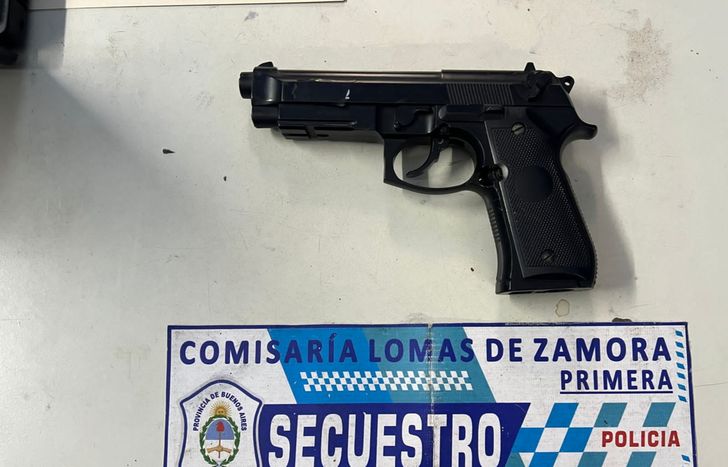 Una replica de arma de fuego secuestrada al acusado.