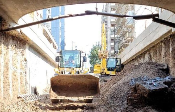 Ya están excavando a la altura del puente ferroviario.