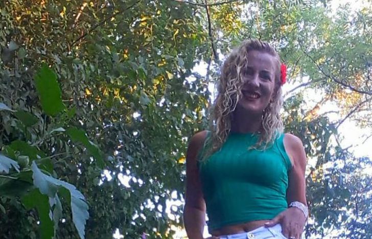 Edita su primer libro.