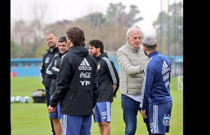 César Lus Menotti se saluda con Sergio Agüero en el primer día de entrenamiento.