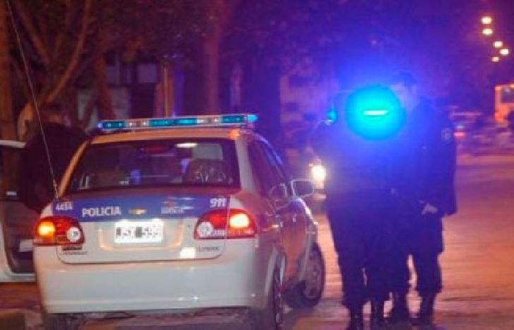 el oficial estaba como civil, pero reaccionó ante el ataque de los cuatro delincuentes.