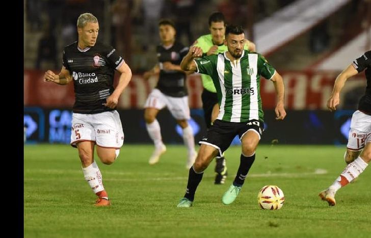 Jesús Dátolo, de flojo partido, intenta un avance de Banfield durante el primer tiempo.