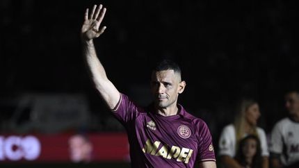 Sand jugó su ultimó partido en la Fortaleza y fue homenajeado. Sand jugó su ultimó partido en la Fortaleza y fue homenajeado.