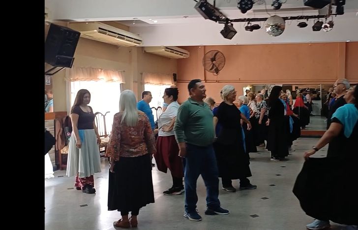 Se trata de un taller para adultos con ganas de pasarla bien y aprender a bailar folklore en Banfield.