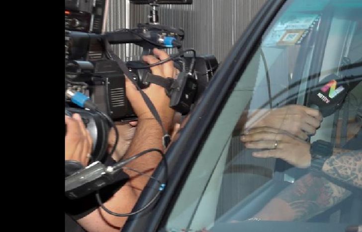 Maradona habló con los periodistas al salir de la clínica.