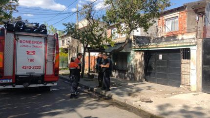 Bomberos de Lomas y Defensa Civil intervinieron en el lugar.
