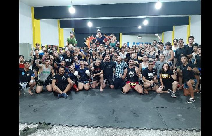 El gimnasio que tiene con tres socios pasó del deporte a la herrería.