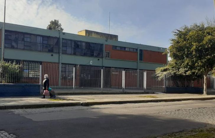 La escuela Nº73, ex primaria Nº45, aún continúa de pie.