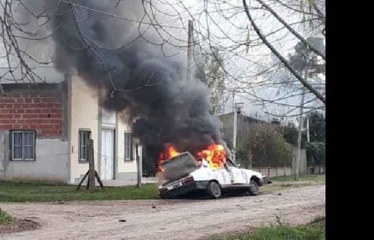 uno de los autos que prendieron fuego en pleno barrio.