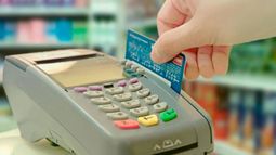 Desde este rige la devolución del IVA en las compras de la canasta básica con tarjeta de débito.