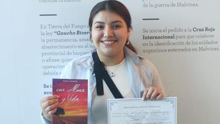 Feliz por el logro obtenido.