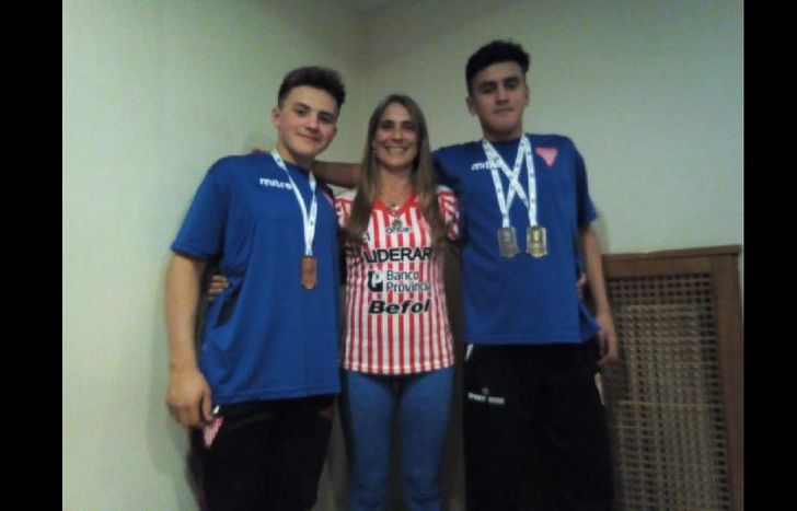 Los chicos de Los Andes, que representaron a Lomas y Buenos Aires, con su profesora Pedrola.
