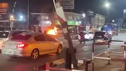 El incendio ocurrió a metros de la barrera.