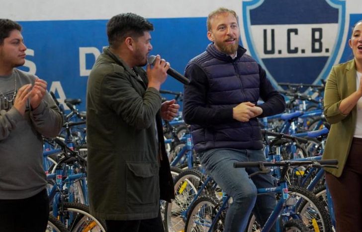 Federico Otermín y Marina Lesci, en la entrega de bicicletas en escuelas secundarias.