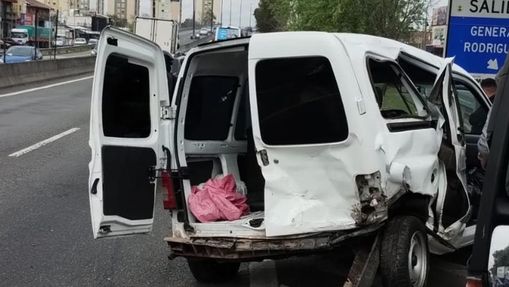 Así quedó la camioneta tras el choque.