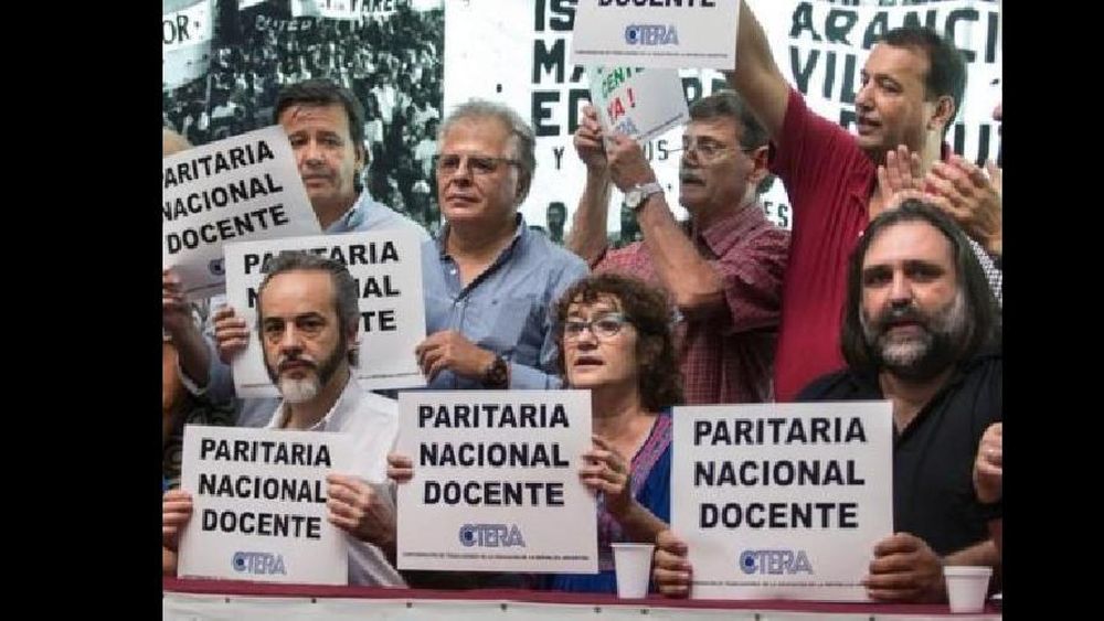 Docentes vuelven a reclamar por paritarias