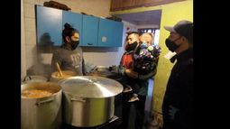 Los amigos que jugaban al fútbol todos los lunes encaran su primer trabajo solidario.
