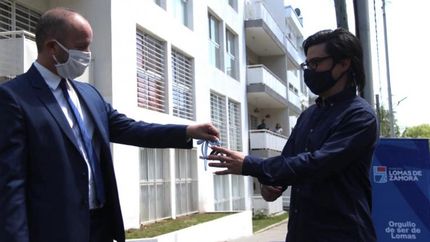 Martín entregó las llaves a los vecinos.
