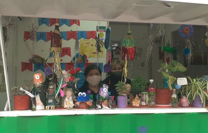 Dos trabajadoras adornaron el Punto Verde de la plaza.