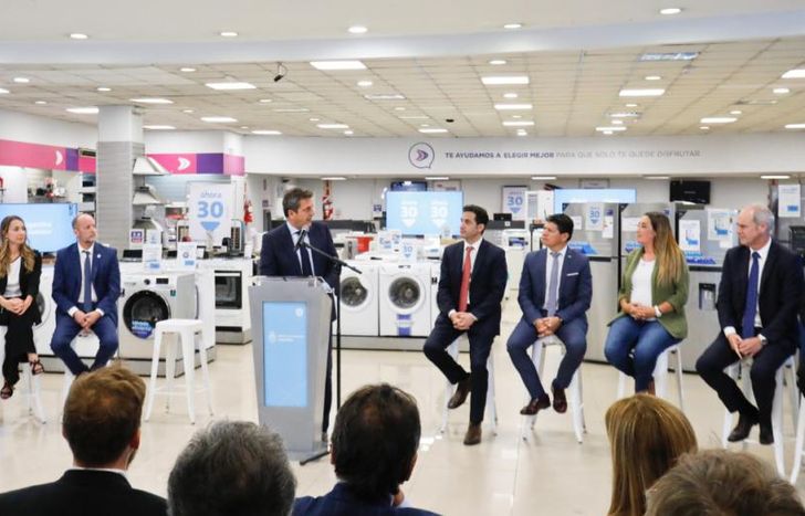 Acto de lanzamiento en el Fravega del centro de Lomas.