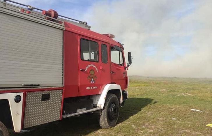 Bomberos de Lomas y de Echeverría trabajan en el lugar.