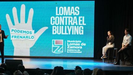 Otermín y Wado de Pedro, junto docentes, alumnos y familias.