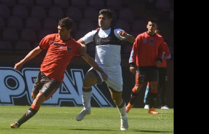 Lamas remate ante la marca de Pereyra Díaz (Prensa Lanús)