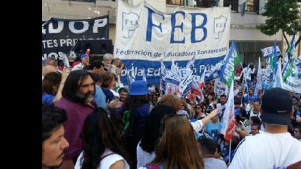 Gremios docentes se movilizaron a la Casa de la Provincia.