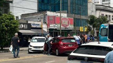 violento choque entre dos autos en pleno centro de banfield