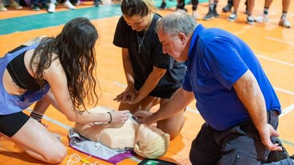 Capacitaron gratis en RCP a guardavidas y a profesores.