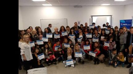 oficios: entregan diplomas a las egresadas de peluqueria