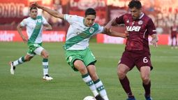 Cruz protege el balón con la marca de Braghieri.
